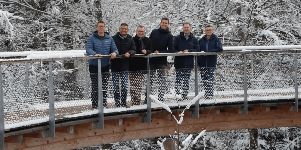 Unterstützen die Jubiläumsaktivitäten von Wald St.Gallen & Liechtenstein: Jürg Rutishauser (v.l), Holzindustrie (Regionalverband Ostschweiz), René Güntensperger, St.Galler Kantonalbank, Hansjürg Freund und Christof Schwarber, Helvetia Versicherungen zusammen mit Roger Büsser, Vize-Präsident Wald St.Gallen & Liechtenstein sowie Geschäftsführer Heinz Engler. 