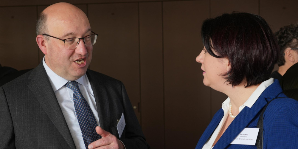 Der St.Galler Regierungsrat Beat Tinner im Gespräch mit Karin Jung, Leiterin Amt für Wirtschaft und Arbeit AR.