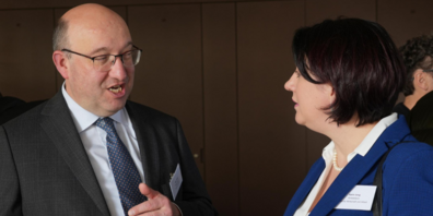 Der St.Galler Regierungsrat Beat Tinner im Gespräch mit Karin Jung, Leiterin Amt für Wirtschaft und Arbeit AR.