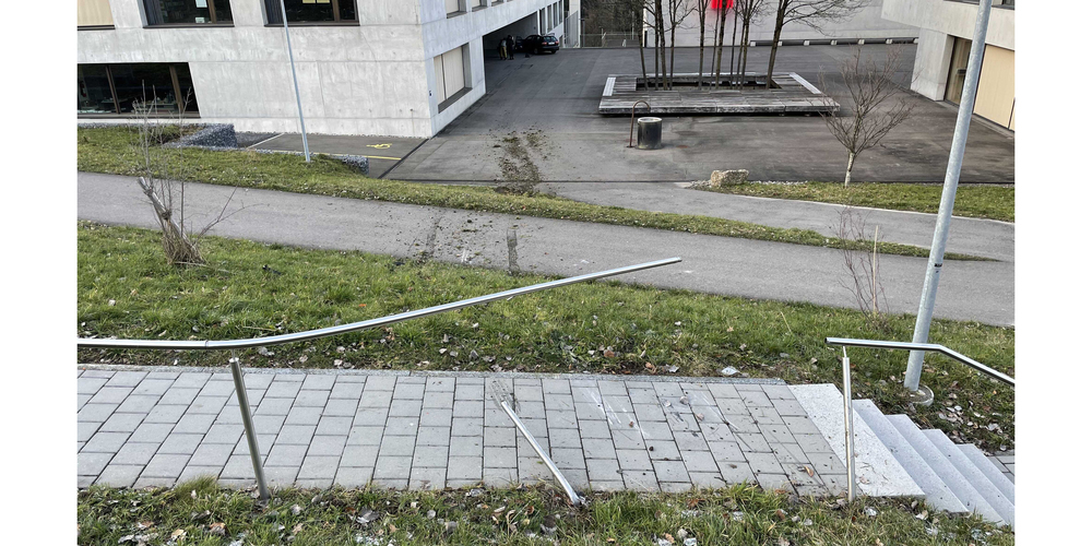Die Frau fuhr den Abgang hinter und durchbrach dabei das Geländer. 