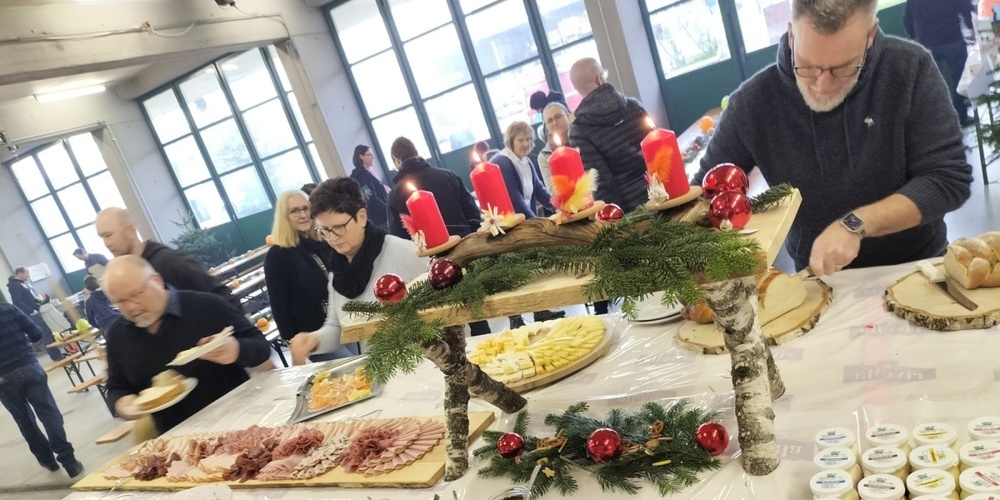 Ein Buffet mit vielen Leckereien erwartete die Gäste.