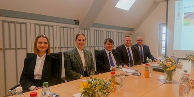 An der Medienkonferenz nahmen teil: v. l. Sandra Wagner (Ratsschreiberin), Manuela Staub (Finanzverwalterin),  Cornel Egger (Gemeindepräsident), Roland Waltert (Schulratspräsident/Gemeinderat) sowie Dr. Gallus Rieger (Leiter Volksschule).