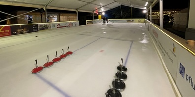 Erstmals wurde die Schloss-Eisbahn aus Energiespargründen überdacht.