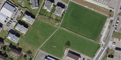 Zwischen den Mehrfamilienhäusern «Im Baumgarten» und der Herbergstrasse soll ein provisorisches Rasen-Trainingsspielfeld erstellt werden.