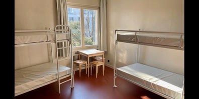 Zimmer in der Notschlafstelle – immerhin mit Blick ins Grüne.