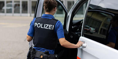 Eine Bewohnerin bemerkte zwei fremde Personen im Treppenhaus eines Mehrfamilienhauses in Kreuzlingen und alarmierte die Polizei. (Symbolbild)