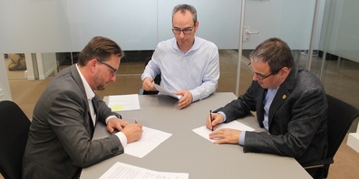 Unterzeichnung der Amtsübergabeprotokolle mit, v. l., Aurelio Zaccari (Gemeindepräsident Waldkirch), Franco Mauriello (Grundbuchverwalter Gossau) und Wolfgang Giella (Stadtpräsident Gossau).