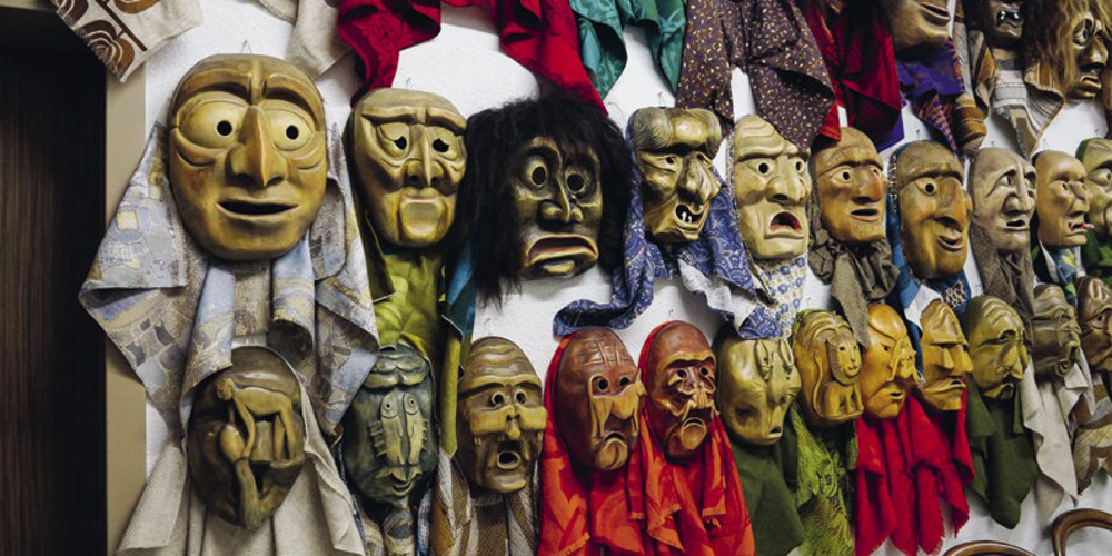 Im Ortsmuseum Dottenwil sind Holzmasken von Ruedi Bodmer ausgestellt.
