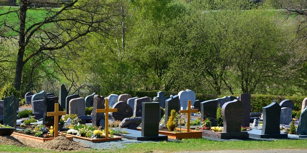 Angehörige der betroffenen Gräber werden ersucht, Grabmäler, Weihwassergeschirre, Pflanzen usw. bis 19. April 2024 zu räumen. (Symbolbild)