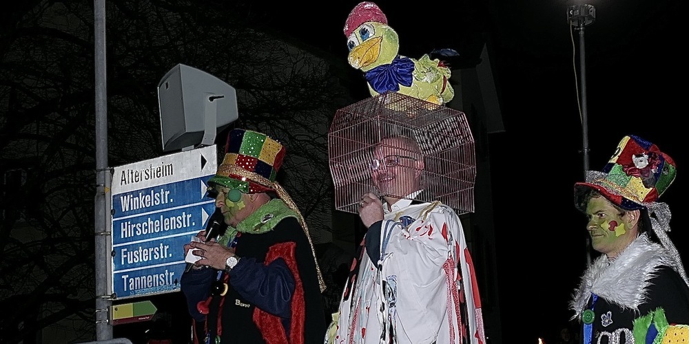 Der neue Obervogel Jürg Hengartner im Vogelkäfig