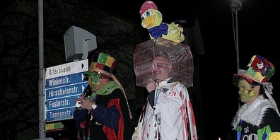 Der neue Obervogel Jürg Hengartner im Vogelkäfig