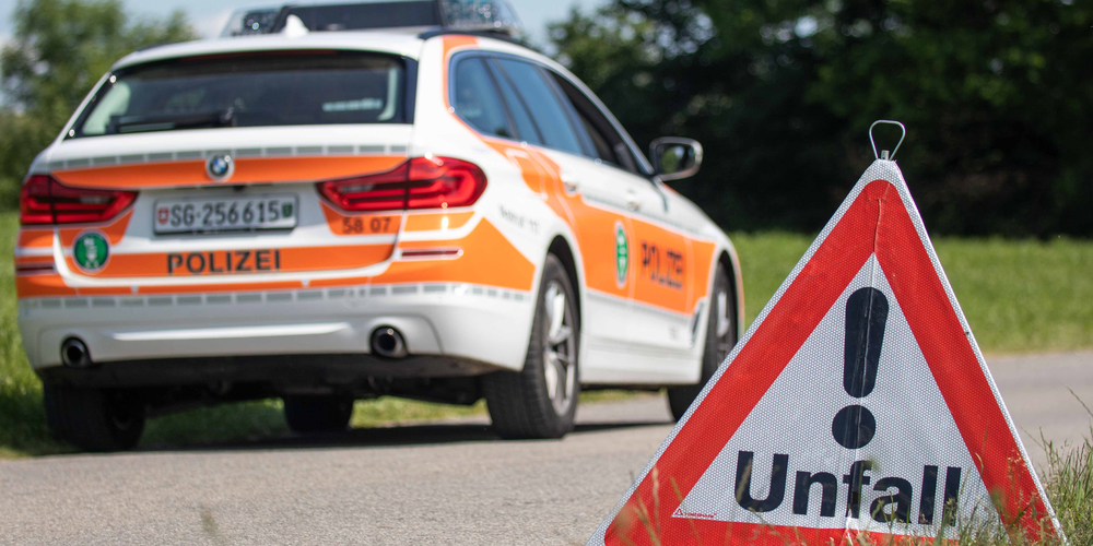 Nach dem Zusammenprall sprachen die beiden Fahrerinnen kurz miteinander, die unbekannte Autofahrerin entfernte sich danach jedoch vom Unfallort (Themenbild)).