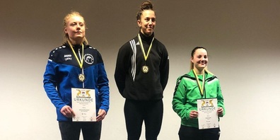 Die stolze Delia Tanner, geschmückt mit Diplom und der verdienten Bronzemedaille.