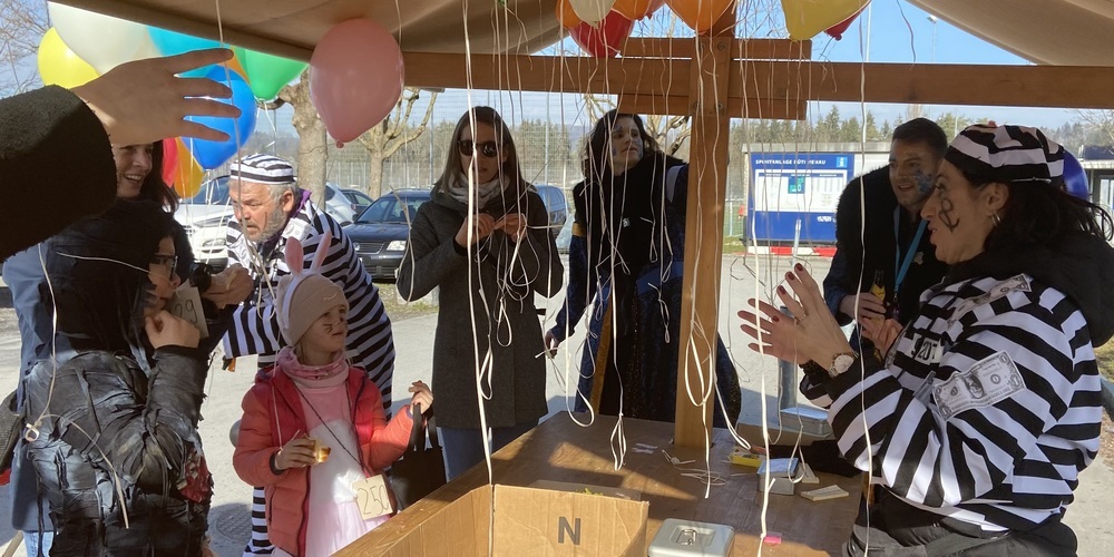Mit einem Fuss schon im Gefängnis? An der Fasnacht droht ein juristisches Nachspiel.