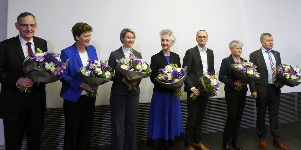 Ein erstes Gruppenfoto am Wahlsonntag (v. l.): Mario Fehr (parteilos), Silvia Steiner (Die Mitte), Natalie Rickli (SVP), Carmen Walker Späh (FDP), Martin Neukom (Grüne), Jacqueline Fehr (SP) und Ernst Stocker (SVP).