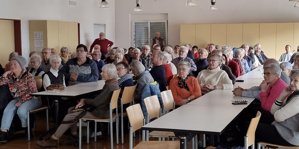 Zahlreiche Interessierte: Kesb-Präsident Martin Hutter referiert über die  Patientenverfügung und den Vorsorgeauftrag. 