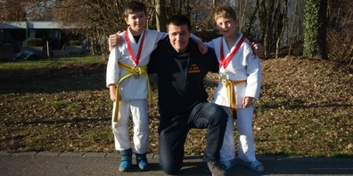 Die glücklichen Sieger Dominik Strobl und Felix Eichenberger mit Trainer Romano Bonzani (Mitte).