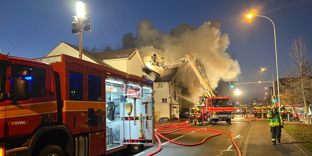 Rettungskräfte löschen in Gossau vor Ort das ausgebrochene Feuer. 