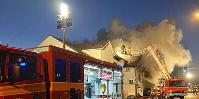 Bei einem Brand in einem Mehrfamilienhaus in Gossau sind am Montagabend zwei Männer leicht verletzt worden.
