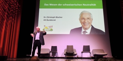 Der alt Bundesrat Dr. Christoph Blocher punktet in Rapperswil-Jona mit Schalk und Charme.