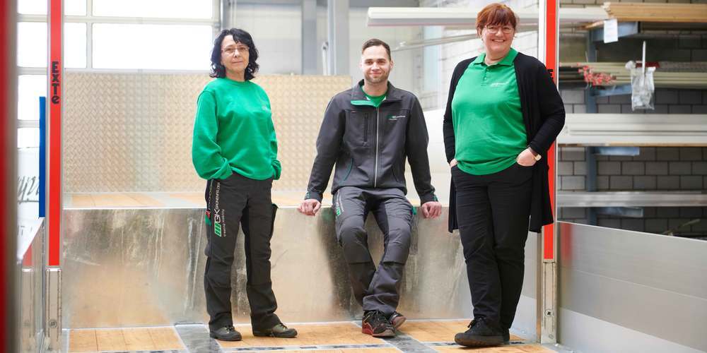 Am Hauptsitz in Kriessern ehrte die GK Grünenfelder mit Eva Kömlöi (5 Jahre), Andreas Forter (10 Jahre) und Karin Langenegger (15 Jahre) drei Angestellte, die 2022 ein rundes Dienstjubiläum feierten Bild: GK