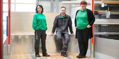 Am Hauptsitz in Kriessern ehrte die GK Grünenfelder mit Eva Kömlöi (5 Jahre), Andreas Forter (10 Jahre) und Karin Langenegger (15 Jahre) drei Angestellte, die 2022 ein rundes Dienstjubiläum feierten Bild: GK