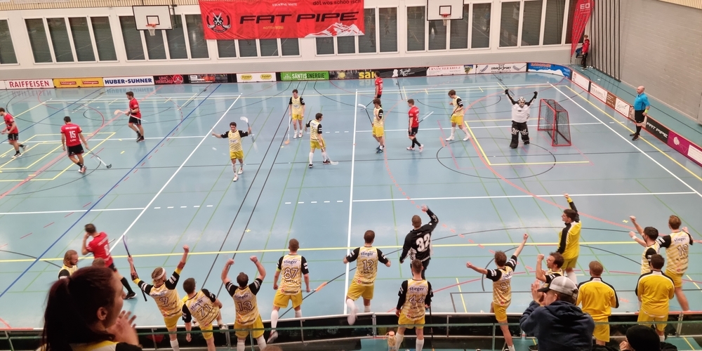 Die Flames-Spieler und mitgereisten Fans bejubeln den Einzug in den Playoff-Halbfinal.