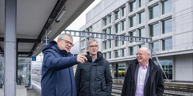 Der Urner Regierungsrat Urban Camenzind (links) zeigt den SBB-Vertretern beim neuen Kantonsbahnhof in Altdorf, wo es lang geht. (Archivbild)