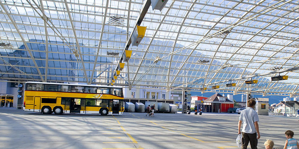 Eine Familie im Churer Busbahnhof. Das Bündner Parlament will Familien sowie Fachkräfte steuerlich entlasten. (Archivbild)