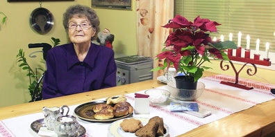 Liisa Juvonen (88) in ihrem Wohnzimmer im finnischen Ort Kiihtelysvaara.