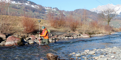 Auf einer Länge von etwa sechs Kilometern: Der Techniker des Ingenieurunternehmens vermisst die Gerinnegeometrie der Seez. Anhand der erhobenen Daten wird später die Abflusskapazität berechnet. 