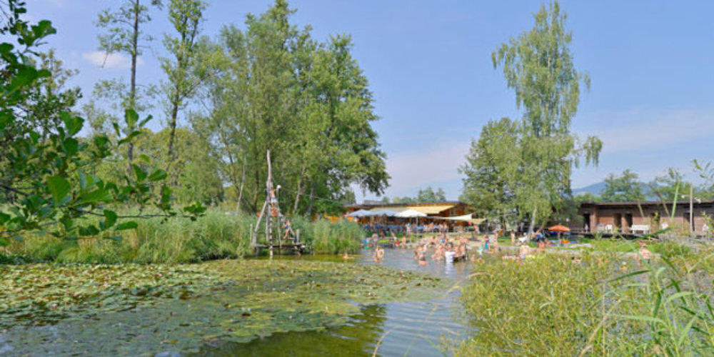 Katja und Patrick Fischling verlassen das Restaurant der Badi Egelsee.