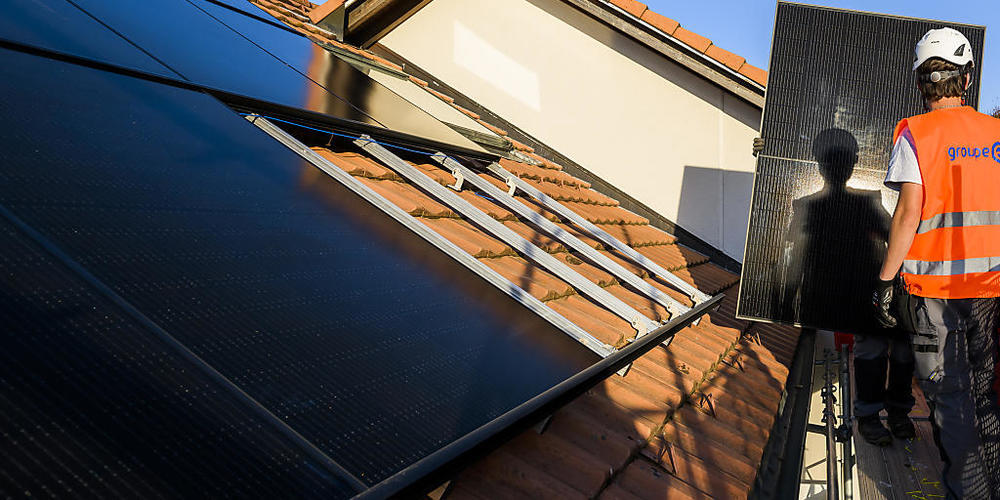 Im Kanton Schwyz soll das Bewilligungsverfahren für Solaranlagen erleichtert werden. (Symbolbild)