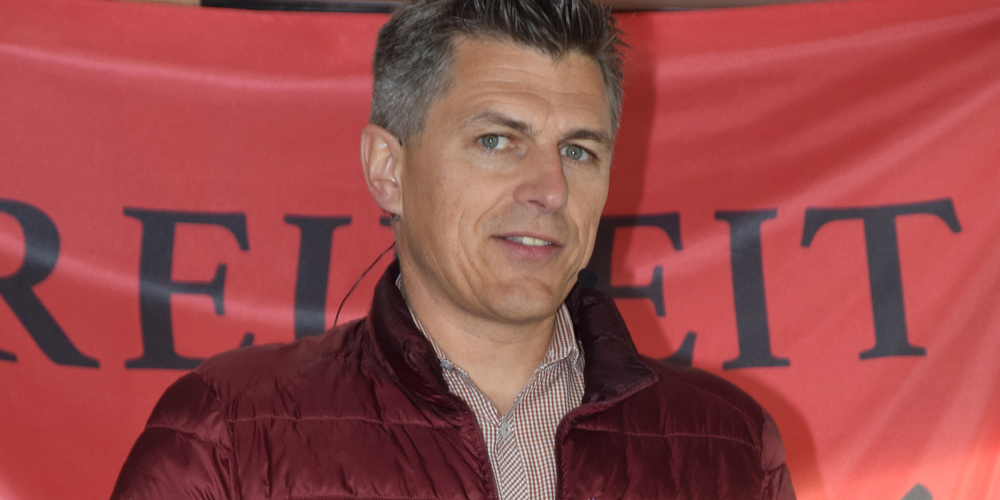 Josef Ender – hier auf einer Aufnahme anlässlich einer Corona-Demo vor zwei Jahren in Reichenburg – bleibt der Kopf der Massnahmenkritiker und führt nun die Lancierung der Kinderschutzinitiative an. Für den Nationalrat kandidiert er aber als Parteiloser. 