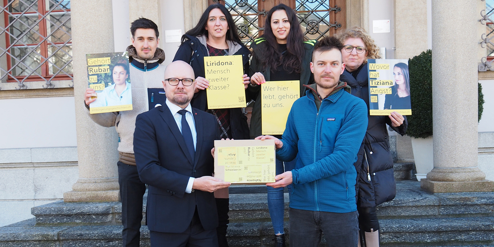 Elias Studer, Sonia Casadei, Bujare Ibrahimi, Philipp von Euw und Rosa Patti (v. l.) übergeben Staatsschreiber Mathias Brun die Petition für faire Einbürgerungsverfahren. 