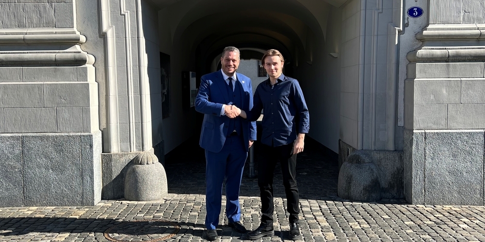 Kantonsratspräsident Jens Jäger (l.) mit Konstantin Pius Hälg, Präsident des Jugendparlamentes SG AI AR.