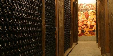 Aus einem Weinlager in Ebikon hat ein junger Mann mehrere teure Tropfen entwendet und ist dafür verurteilt worden. (Symbolbild)