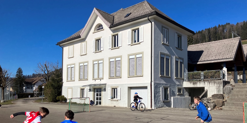 Ab sofort sind zwei Räume im Erd- bzw. Untergeschoss des alten Schulhauses Gebertingen für Anlässe von Vereinen und Gruppierung reservierbar. (Archivbild)