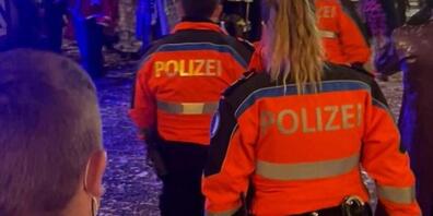 Die Luzerner Polizei patrouilliert durch die fasnächtliche Luzerner Altstadt.