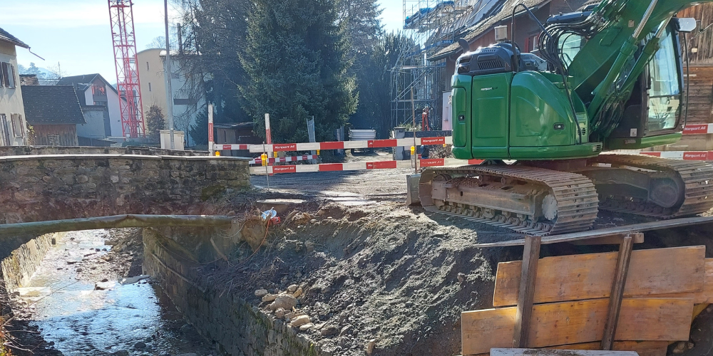 Damit die Bauarbeiten im Trockenen ausgeführt werden können, wurde oberhalb der Baustelle eine Wasserhaltung eingerichtet. Das Wasser wird über Rohre um- und abgeleitet.