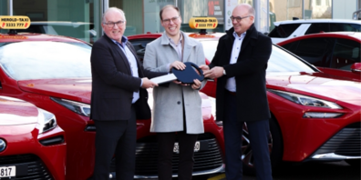 v.l.n.r. Markus Schumacher, Verkauf Flotte Emil Frey AG St.Gallen, Samuel Holenstein, Geschäftsleitung Herold Taxi AG, Philippe Cauderay, Leiter Finanzen, Produkte und Kommunikation, Toyota AG