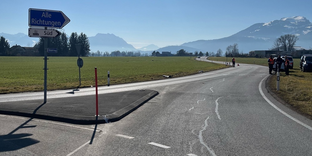 Die Polizei sucht beim Unfallfahrzeug nach einem Audi A4 oder S4 mit Jahrgang zwischen 2001 – 2009, Farbe unbekannt.