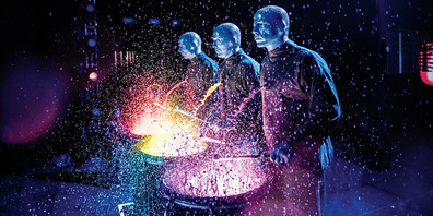 Kunst, Musik, Comedy und nonverbale Kommunikation: In ihren Shows feiert das «Blue Man Group»-Trio das menschliche Leben. Dabei sind die drei Blaumänner für ihre furiosen Klang- und Farbspektakel bekannt.