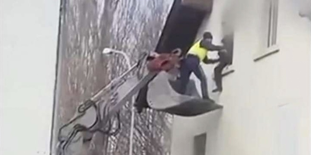 So wurde der durch den Brand eingeschlossene Mann mit der Baggerschaufel aus einem Fenster in Sicherheit gebracht