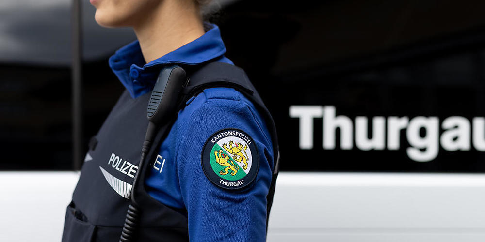 Eine 44-jährige Polizistin der Kantonspolizei Thurgau wurde bei einem Einsatz in Münchwilen leicht verletzt. (Symbolbild)