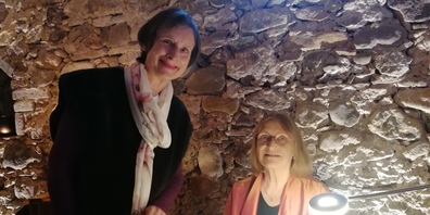 Die Organisatorin der Lesereihe Margit Koemeda stellt die Autorin Irma Müller-Nienstedt vor.