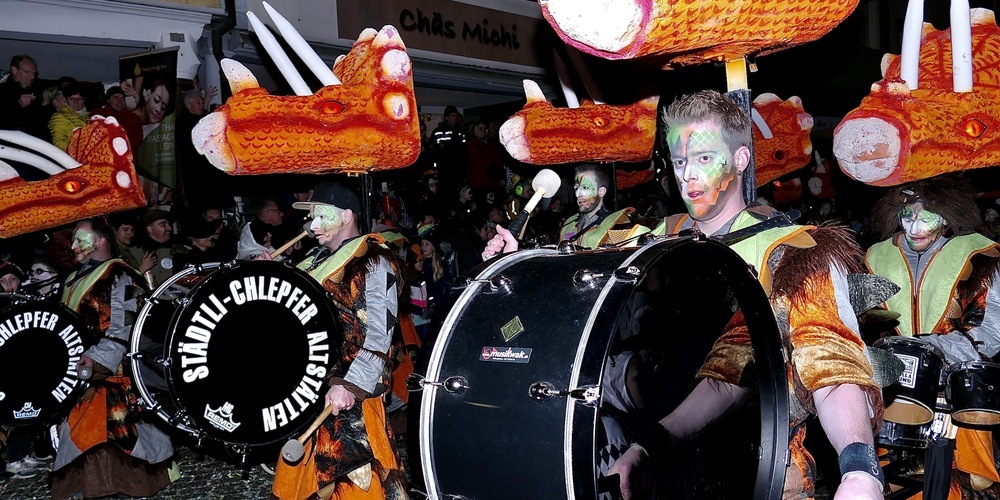 Standesgemäss marschierten die Städtli-Chlepfer aus Altstätten an der Spitze des Tschätteri-Umzugs