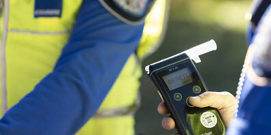 Die Zuger Polizei stoppte am Wochenende vier alkoholisierte Autofahrer. (Symbolbild)