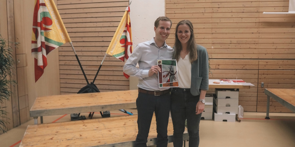 Präsidentin Jasmin Oberholzer (r.) darf ihren Vorgänger Pascal Rüegg zum Ehrenmitglied ernennen. 