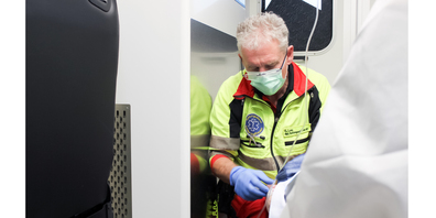 Stefan Leu ist Rettungssanitäter bei den Spitälern Schaffhausen. An seinem Beruf liebt er unter anderem die Abwechslung. Er empfindet Genugtuung, wenn er die momentane gesundheitliche Situation der Patientinnen und Patienten verbessern kann.